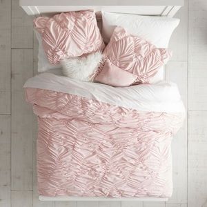 Beautiful pottery barn queen comforter